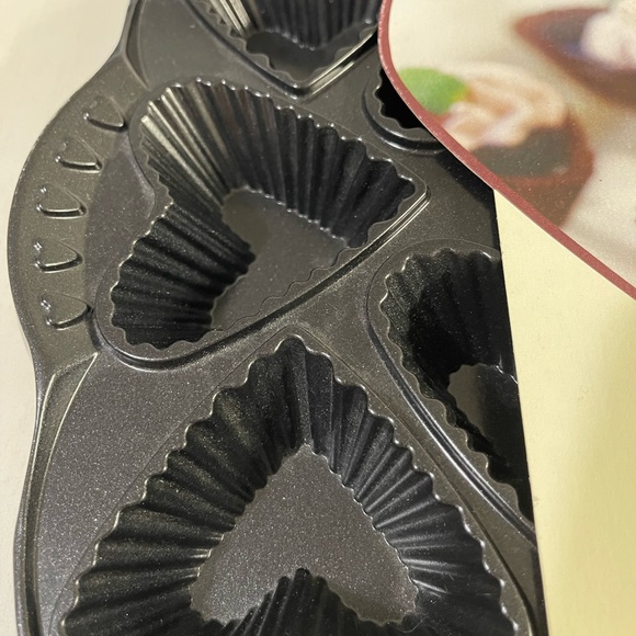 Williams Sonoma heart tartlet pan - Picture 2 of 5